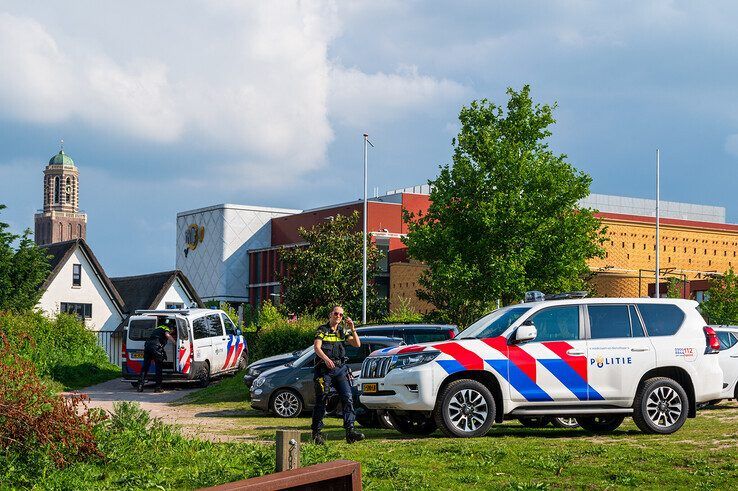 Overleden vrouw gevonden in Zwarte Water bij Pannekoekendijk - Foto: Peter Denekamp