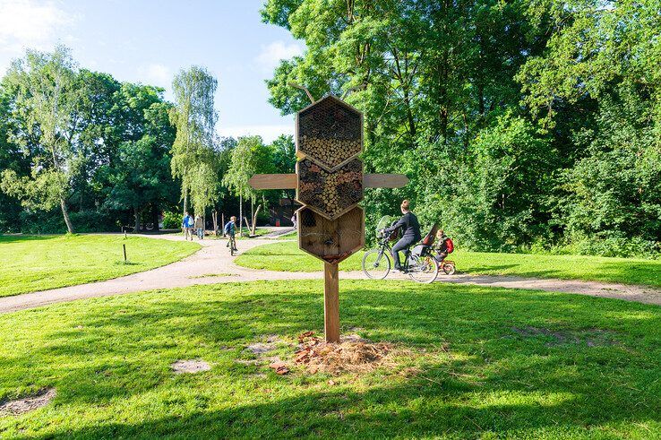 Het deels vernielde insectenhotel in het parkje achter De Werkschuit. - Foto: Peter Denekamp