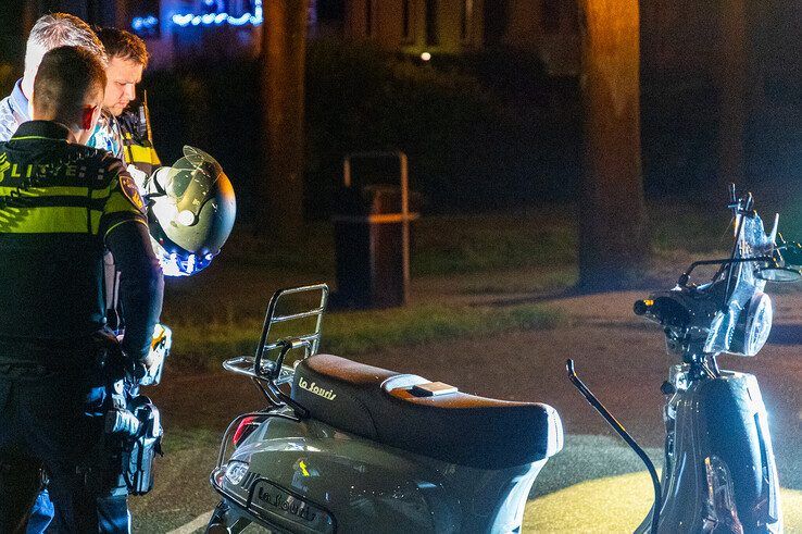 Vrouw knalt met scooter op geparkeerde auto in Zwolle-Zuid - Foto: Peter Denekamp