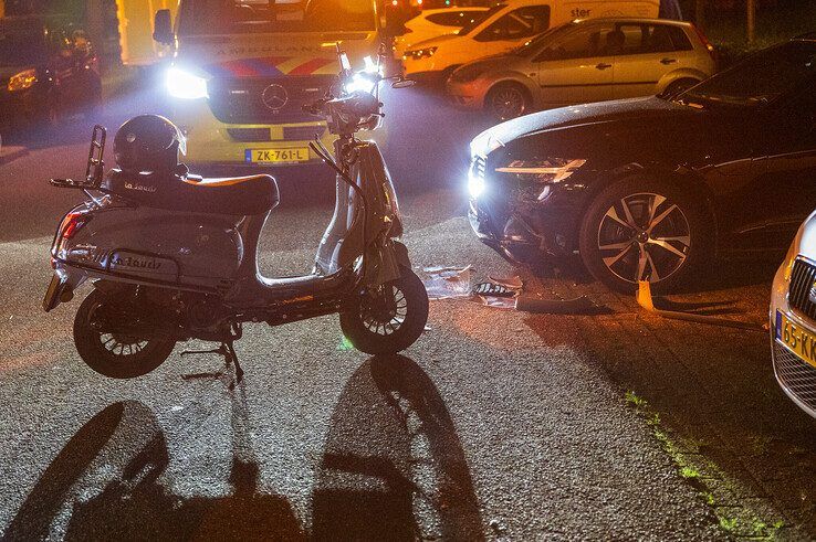 Een vrouw botste met haar scooter op een geparkeerde auto. - Foto: Peter Denekamp