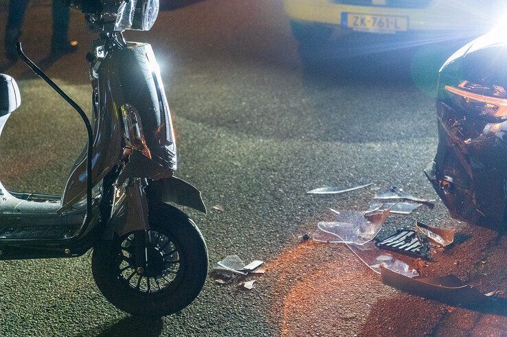 Vrouw knalt met scooter op geparkeerde auto in Zwolle-Zuid - Foto: Peter Denekamp