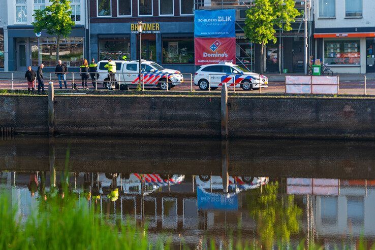 In de stadsgracht bij de Diezerkade is een lichaam gevonden. - Foto: Peter Denekamp