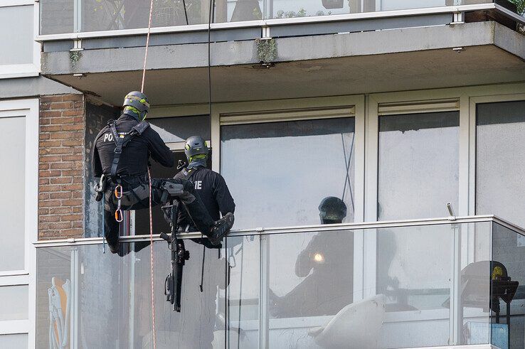 Een arrestatieteam overmeestert de verwarde man. - Foto: Peter Denekamp