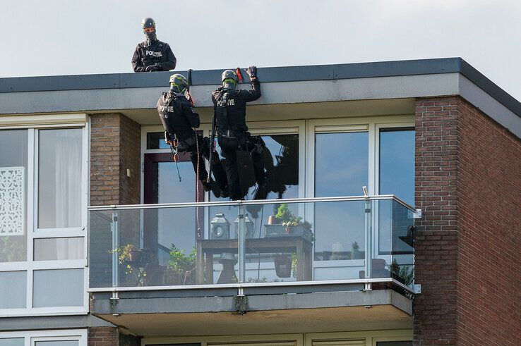 Arrestatieteam overmeestert verwarde man in Holtenbroek - Foto: Peter Denekamp