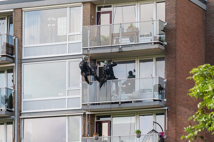 Arrestatieteam overmeestert verwarde man in Holtenbroek - Foto: Peter Denekamp