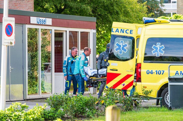 Arrestatieteam overmeestert verwarde man in Holtenbroek - Foto: Peter Denekamp