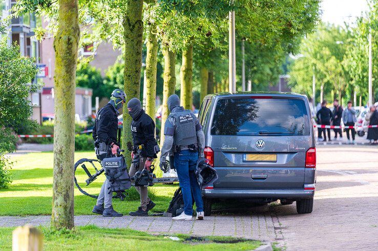 Arrestatieteam overmeestert verwarde man in Holtenbroek - Foto: Peter Denekamp