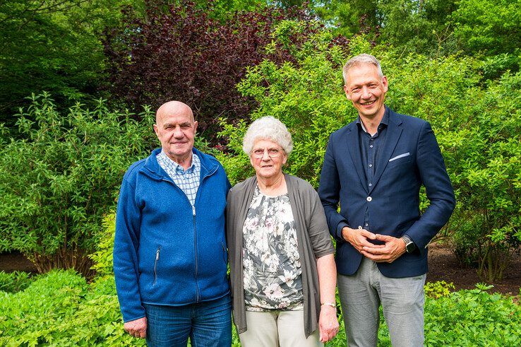 Arend Jan en Gerrie Westerkamp met wethouder Michiel van Willigen. - Foto: Peter Denekamp