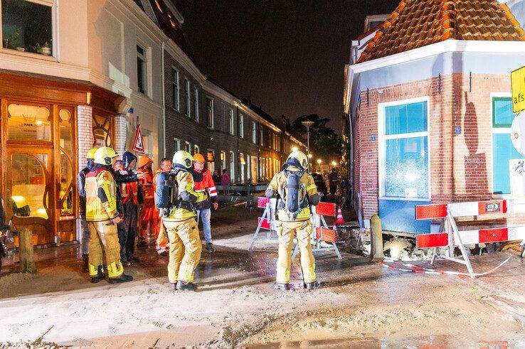 Brandweerlieden voeren metingen uit bij de woning, - Foto: Peter Denekamp