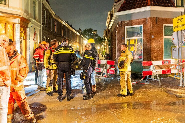 Gaslek bij onveilige woning na waterleidingbreuk in Assendorp - Foto: Peter Denekamp