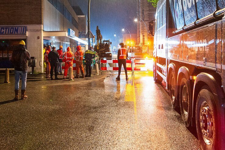 Monteurs moeten op veilige afstand staan. - Foto: Peter Denekamp