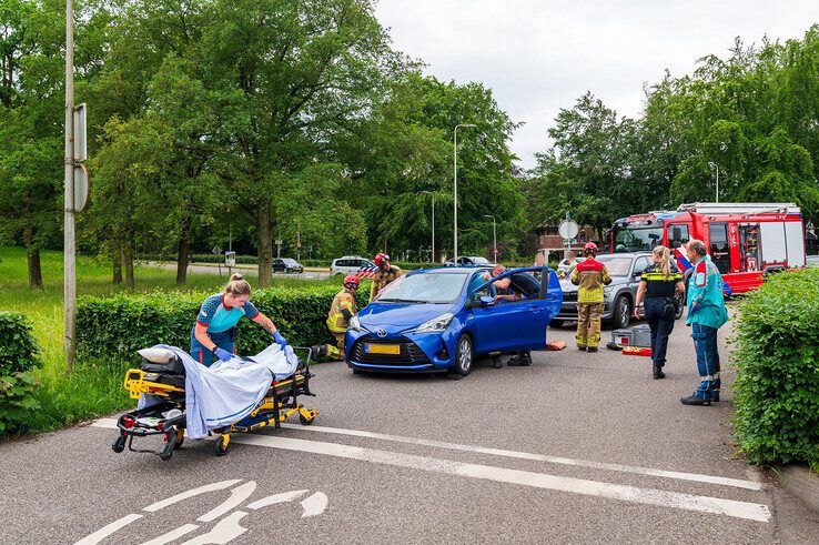 Brandweer bevrijdt gewonde vrouw uit auto bij Spoolderbergweg - Foto: Peter Denekamp