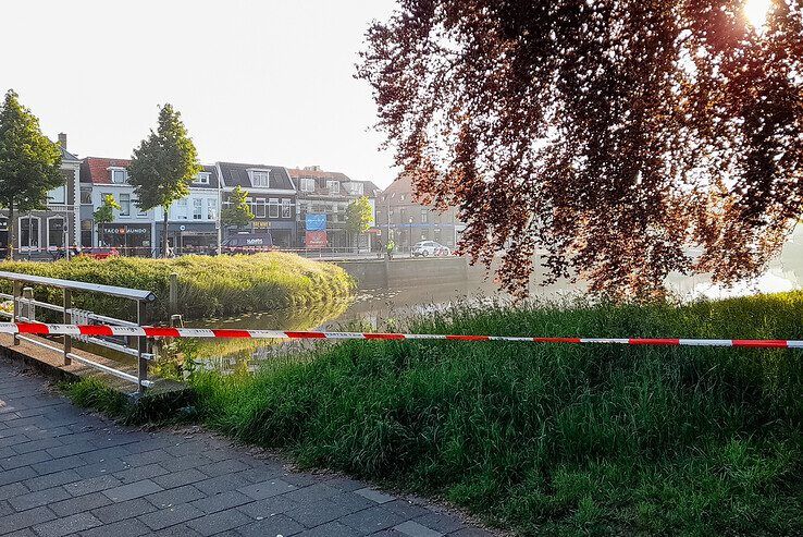 Een ruim gebied rond de vindplaats werd afgezet door de politie. - Foto: Peter Denekamp