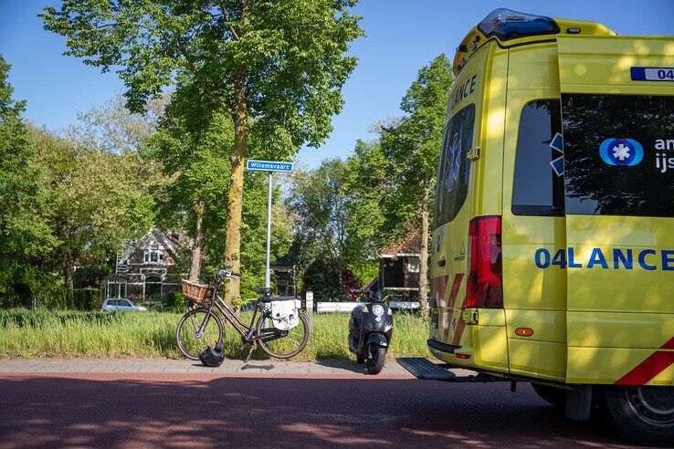 Fietser gewond na aanrijding met scooter in Zwolle - Foto: Hugo Janssen