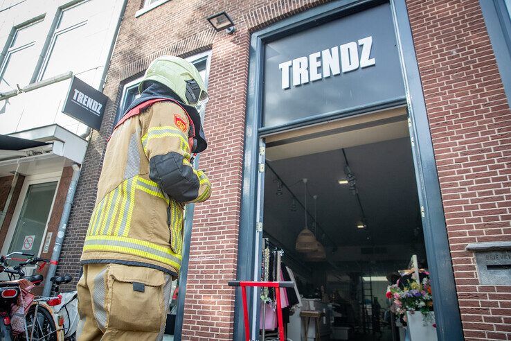 Bij het scheiden van de markt breekt brand uit in modezaak op Melkmarkt - Foto: Hugo Janssen