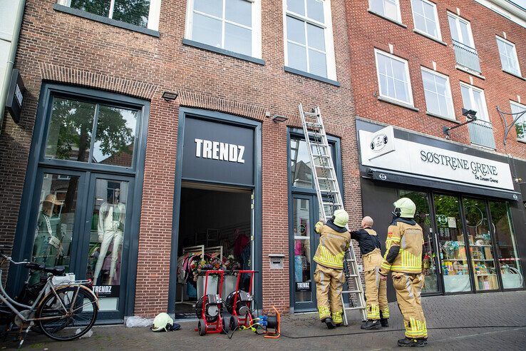 Bij het scheiden van de markt breekt brand uit in modezaak op Melkmarkt - Foto: Hugo Janssen