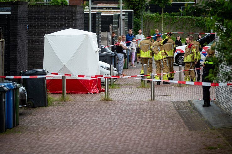 De brandweer plaatste twee tenten in de wijk terwijl agenten onderzoek doen. - Foto: Hugo Janssen