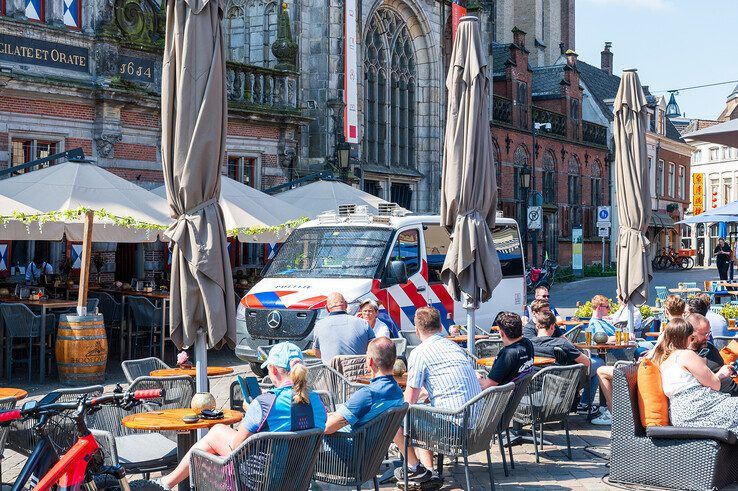 Flinke politiemacht in binnenstad Zwolle om verboden supportersmars te voorkomen - Foto: Peter Denekamp