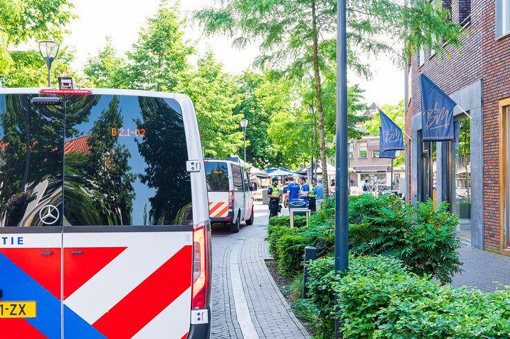 Flinke politiemacht in binnenstad Zwolle om verboden supportersmars te voorkomen - Foto: Peter Denekamp