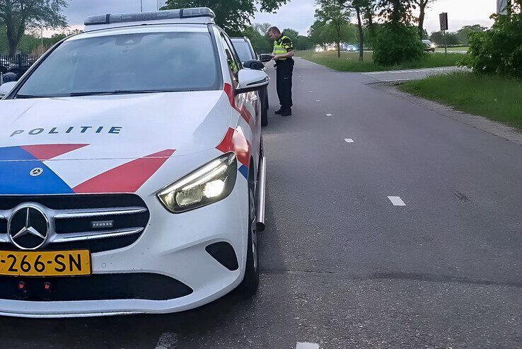 Agenten bekeuren de automobiliste langs de N35 tussen Wijthmen en Heino. - Foto: Verkeerspolitie Oost-Nederland