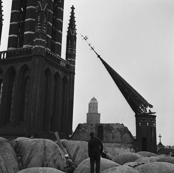 Waar is de torenhaan van de St.-Michaëlskerk aan de Roggenstraat gebleven? - Foto: Collectie Overijssel/Dolf Henneke