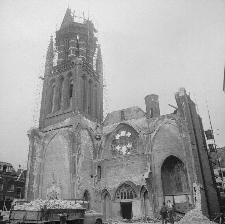 Waar is de torenhaan van de St.-Michaëlskerk aan de Roggenstraat gebleven? - Foto: Collectie Overijssel/Dolf Henneke