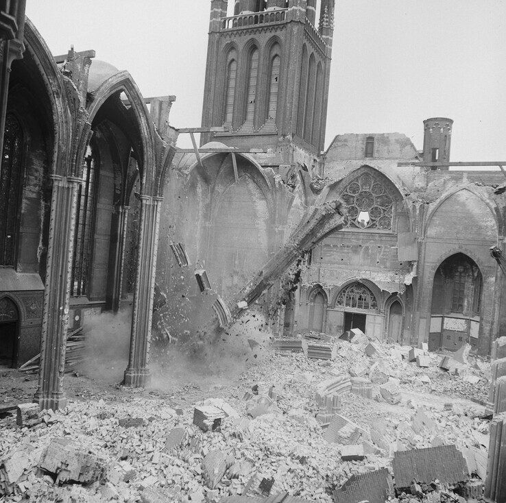 Waar is de torenhaan van de St.-Michaëlskerk aan de Roggenstraat gebleven? - Foto: Collectie Overijssel/Dolf Henneke