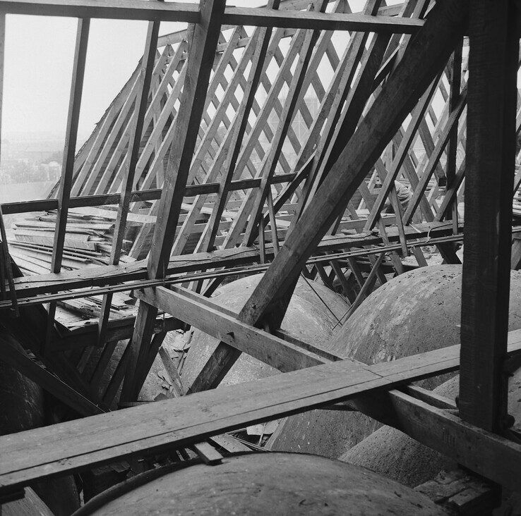 Waar is de torenhaan van de St.-Michaëlskerk aan de Roggenstraat gebleven? - Foto: Collectie Overijssel/Dolf Henneke