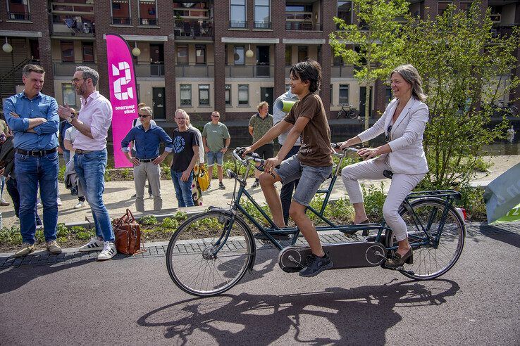 Vernieuwde Koggelaan feestelijk geopend, automobilisten rijden regelmatig fietstunnel in - Foto: Obbe Bakker