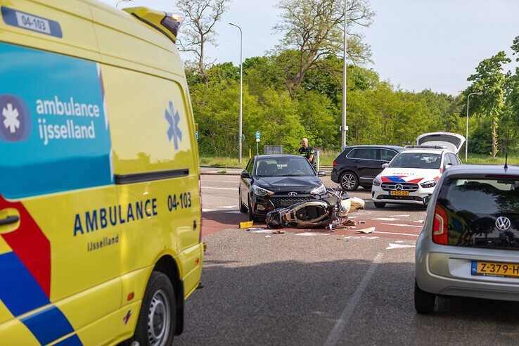 Twee gewonden bij aanrijding tussen auto en scooter op Blaloweg - Foto: Ruben Meinten