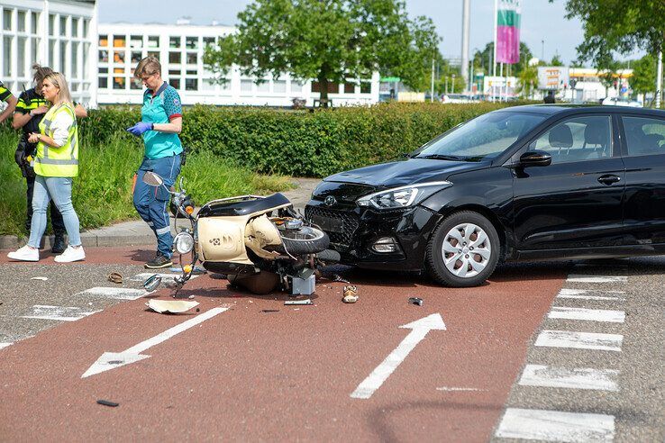 Twee gewonden bij aanrijding tussen auto en scooter op Blaloweg - Foto: Ruben Meinten