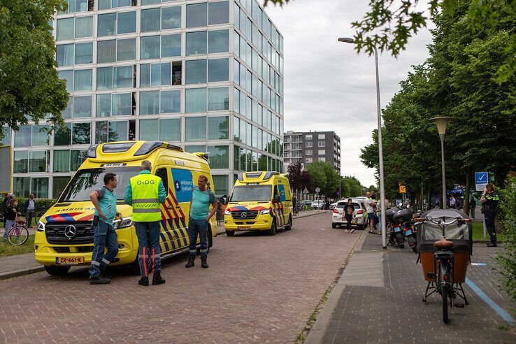 Kind op loopfiets met spoed naar ziekenhuis na aanrijding in Holtenbroek - Foto: Ruben Meinten