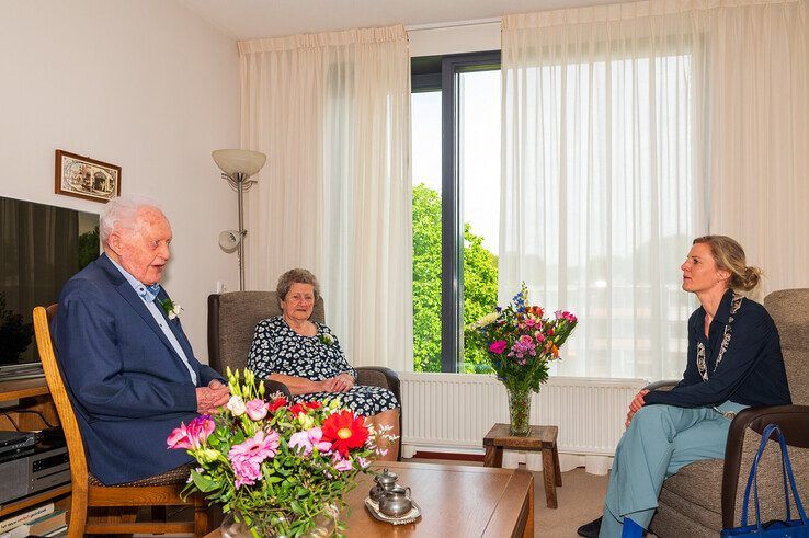 Bjintse en Coba van der Laan vieren platina huwelijk in Zwolle - Foto: Peter Denekamp