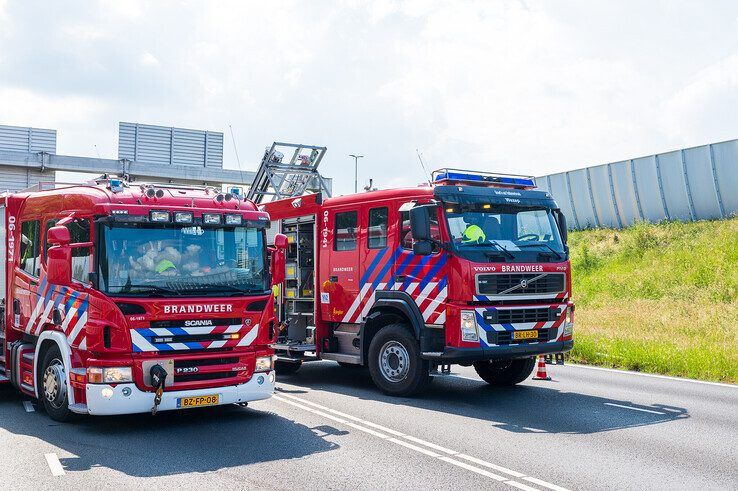 In beeld: Drie gewonden bij botsing met vier auto’s op afrit A28 bij Zwolle-Zuid - Foto: Peter Denekamp