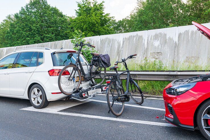 In beeld: Drie gewonden bij botsing met vier auto’s op afrit A28 bij Zwolle-Zuid - Foto: Peter Denekamp