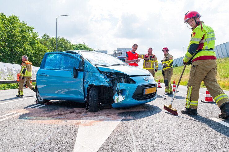 In beeld: Drie gewonden bij botsing met vier auto’s op afrit A28 bij Zwolle-Zuid - Foto: Peter Denekamp