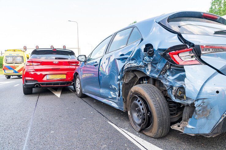 In beeld: Drie gewonden bij botsing met vier auto’s op afrit A28 bij Zwolle-Zuid - Foto: Peter Denekamp