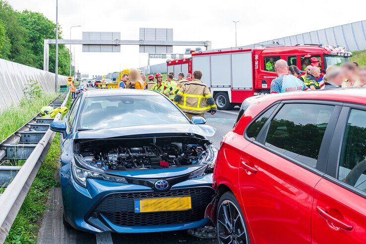 In beeld: Drie gewonden bij botsing met vier auto’s op afrit A28 bij Zwolle-Zuid - Foto: Peter Denekamp