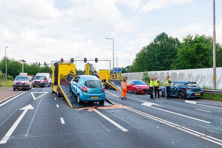 In beeld: Drie gewonden bij botsing met vier auto’s op afrit A28 bij Zwolle-Zuid - Foto: Peter Denekamp