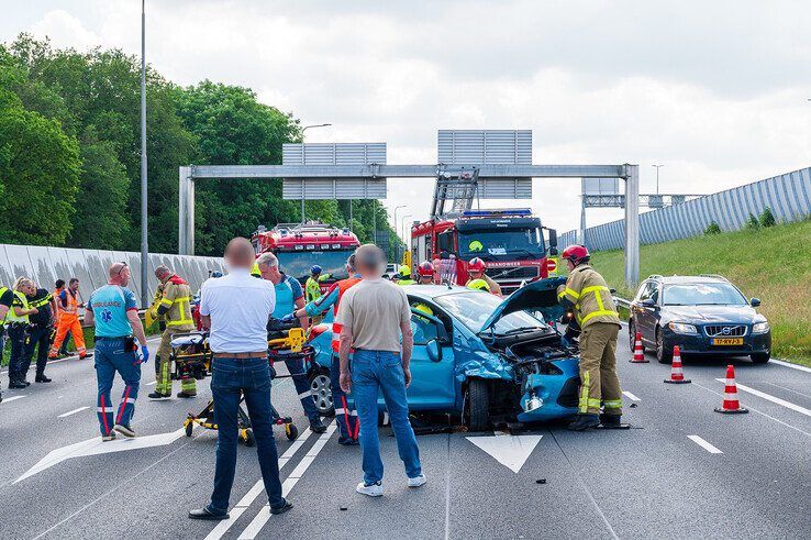 In beeld: Drie gewonden bij botsing met vier auto’s op afrit A28 bij Zwolle-Zuid - Foto: Peter Denekamp