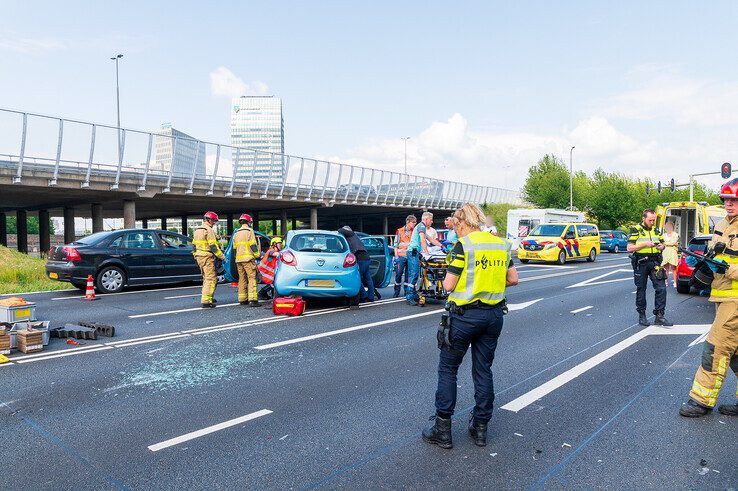 In beeld: Drie gewonden bij botsing met vier auto’s op afrit A28 bij Zwolle-Zuid - Foto: Peter Denekamp