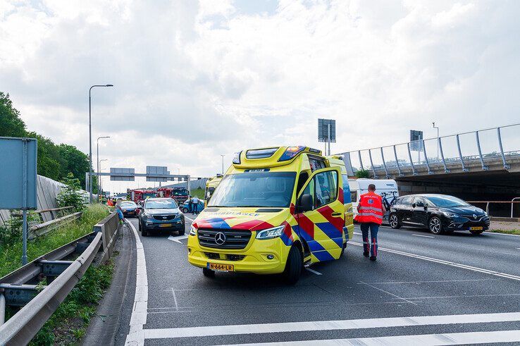 In beeld: Drie gewonden bij botsing met vier auto’s op afrit A28 bij Zwolle-Zuid - Foto: Peter Denekamp