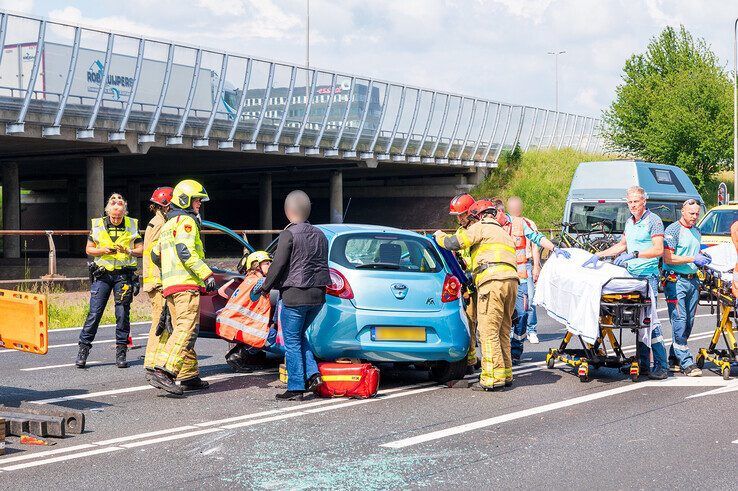 In beeld: Drie gewonden bij botsing met vier auto’s op afrit A28 bij Zwolle-Zuid - Foto: Peter Denekamp