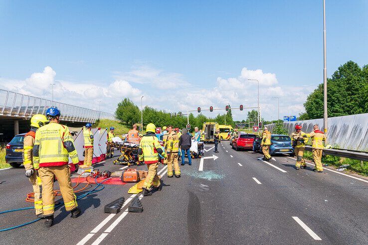 In beeld: Drie gewonden bij botsing met vier auto’s op afrit A28 bij Zwolle-Zuid - Foto: Peter Denekamp