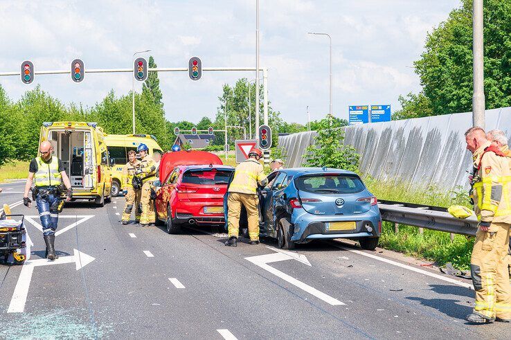 In beeld: Drie gewonden bij botsing met vier auto’s op afrit A28 bij Zwolle-Zuid - Foto: Peter Denekamp