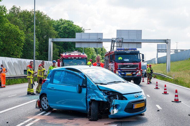 In beeld: Drie gewonden bij botsing met vier auto’s op afrit A28 bij Zwolle-Zuid - Foto: Peter Denekamp