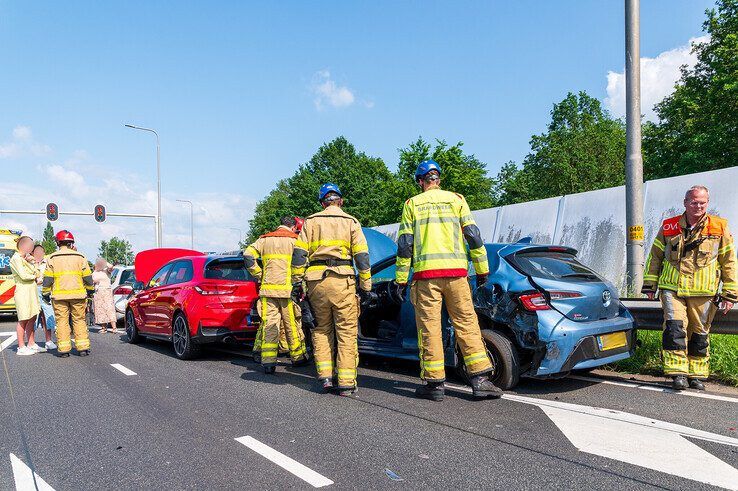 In beeld: Drie gewonden bij botsing met vier auto’s op afrit A28 bij Zwolle-Zuid - Foto: Peter Denekamp