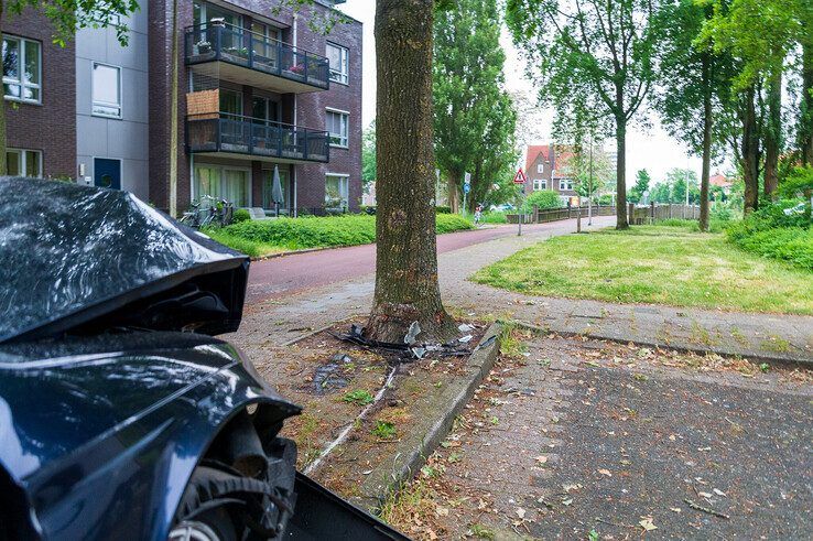 Automobiliste onder invloed knalt tegen boom in Indische Buurt, bijrijder zwaargewond - Foto: Peter Denekamp