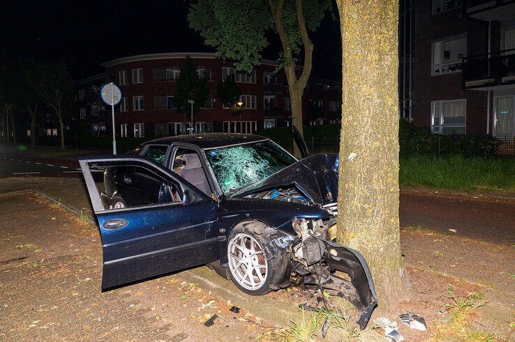 De auto knalde tegen een boom op de Bankastraat. - Foto: Peter Denekamp