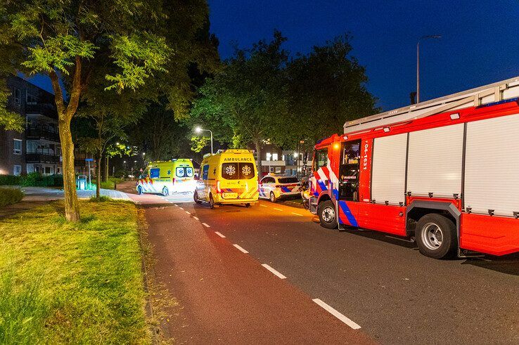 Automobiliste onder invloed knalt tegen boom in Indische Buurt, bijrijder zwaargewond - Foto: Peter Denekamp